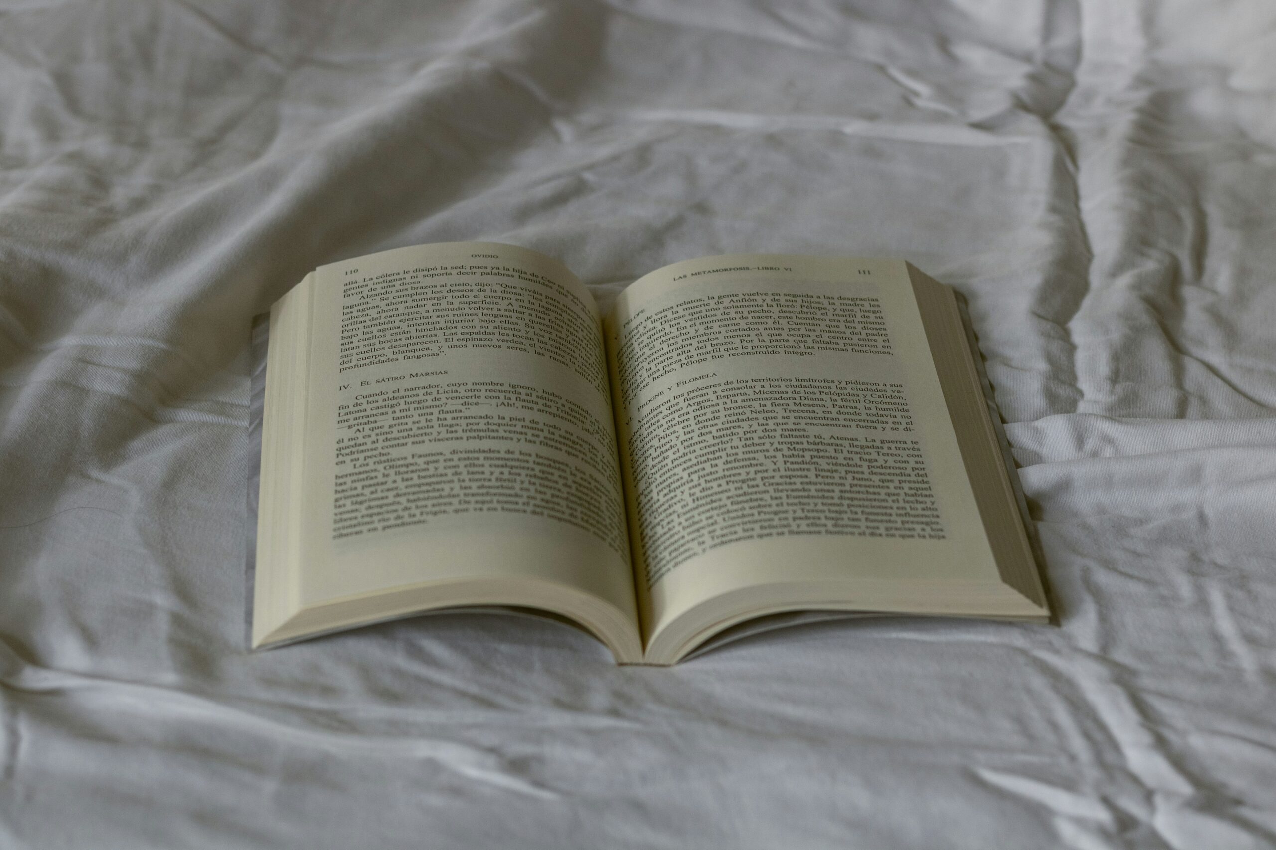 Livre ouvert sur textile blanc — temps pour soi